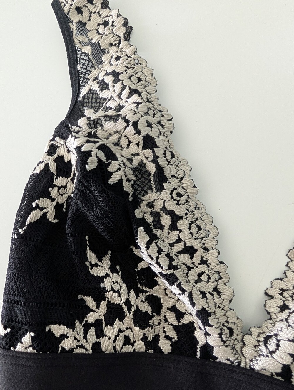 Wacoal Black Bralette Ivory Floral Embroidery Size 34 Lightweight - Picture 11 of 11